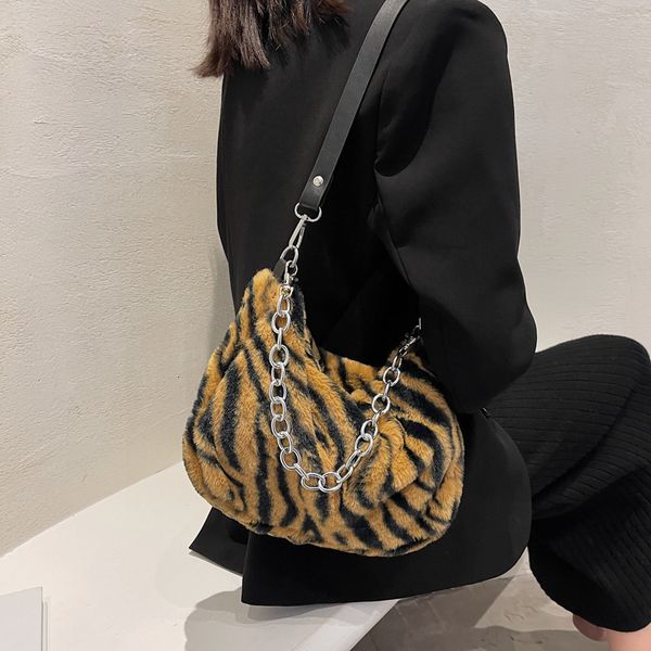 2021 new fashion striped messenger bag autumn winter plush large capacity women's portable single shoulder armpit
2021 new fashion striped messenger bag autumn winter plush large capacity women's portable single shoulder armpit