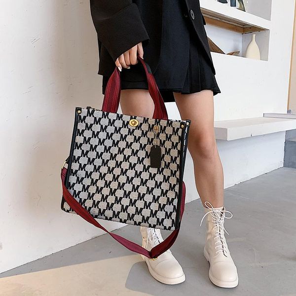 cross body large bag women 2021 trendy fashion capacity simple ladies broadband one shoulder messenger portable tote
cross body large bag women 2021 trendy fashion capacity simple ladies broadband one shoulder messenger portable tote