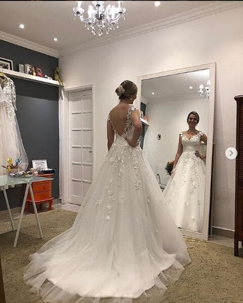 2021 a line v neck wedding dress lace applique robe de mariée plus size bridal gowm formal dresses princess with beads, White
2021 a line v neck wedding dress lace applique robe de mariée plus size bridal gowm formal dresses princess with beads, White