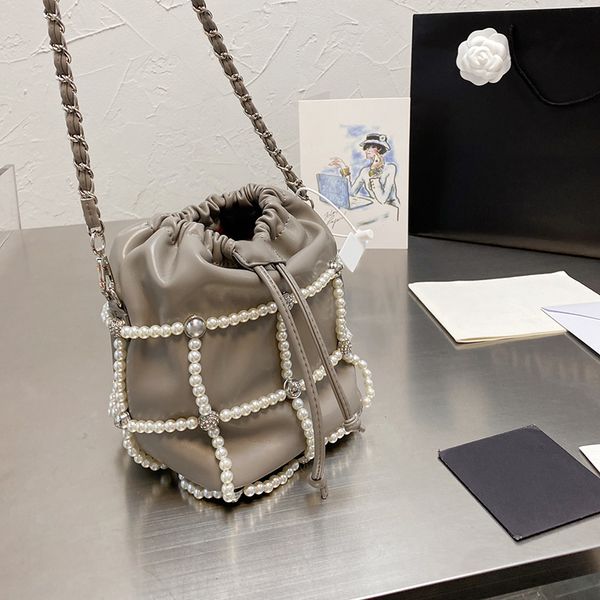 designer shoulder bags cross body bucket bag crossbody drawstring pearl decoration gold chain high-quality fashion brand size 20 14 cm with
designer shoulder bags cross body bucket bag crossbody drawstring pearl decoration gold chain high-quality fashion brand size 20 14 cm with