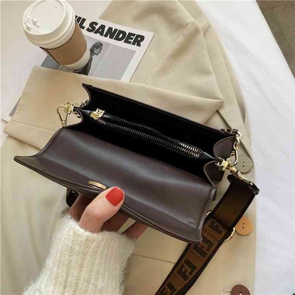 2022 factory wholesale handbag autumn and women's popular one shoulder chain small square
2022 factory wholesale handbag autumn and women's popular one shoulder chain small square
