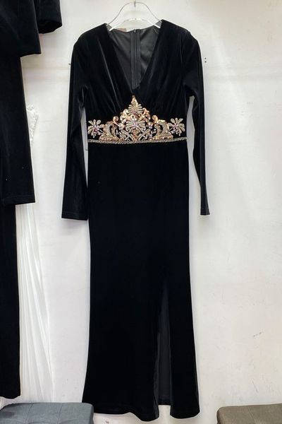 autumn new elegant retro lightly mature long dress pink diamond handmade rhinestone v-neck velvet split dress, Black;gray
autumn new elegant retro lightly mature long dress pink diamond handmade rhinestone v-neck velvet split dress, Black;gray