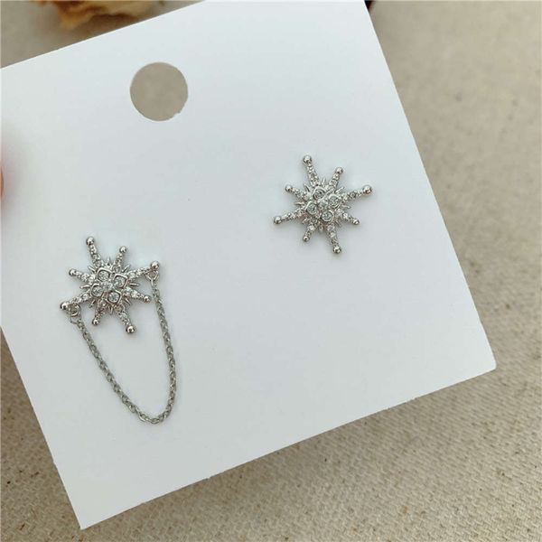 hbp fashion dongdamen, south korea, the same style xianqisen, is a kind of female earrings with asymmetrical diamond inlaid silver needles a
hbp fashion dongdamen, south korea, the same style xianqisen, is a kind of female earrings with asymmetrical diamond inlaid silver needles a