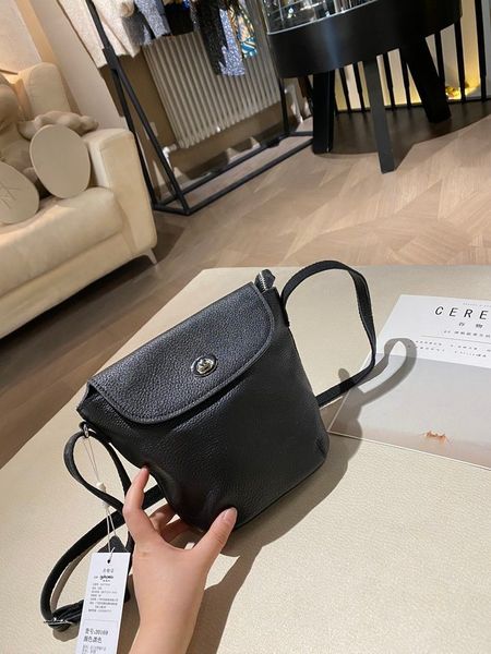 2021 and beautiful ladies famous shoulder leather chain messenger bag fashionable 17*20cm1, Black
2021 and beautiful ladies famous shoulder leather chain messenger bag fashionable 17*20cm1, Black