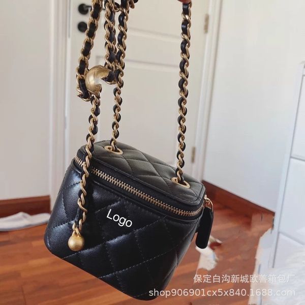 jinzhu box 2021 popular fragrance pu women's cross link chain bag small mini cosmetic bag
jinzhu box 2021 popular fragrance pu women's cross link chain bag small mini cosmetic bag