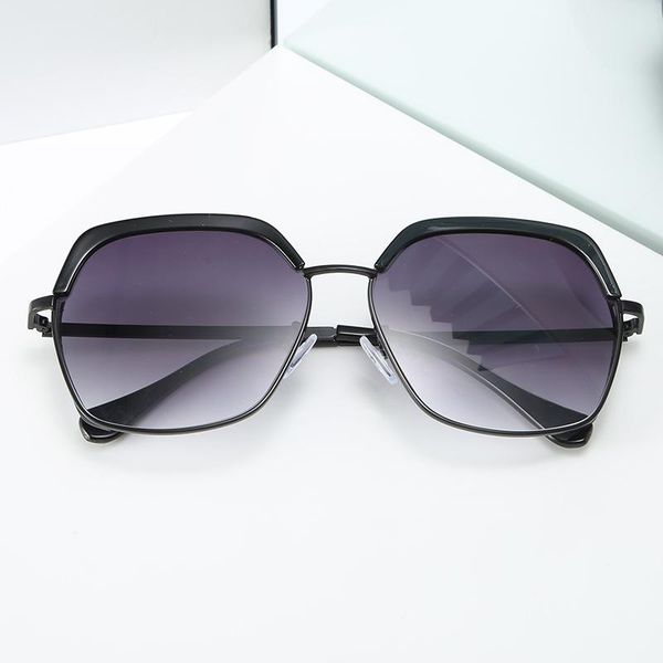 mirrors square big frame sunglasses women fashion street style 
mirrors square big frame sunglasses women fashion street style