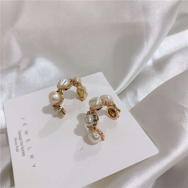 hbp fashion south korea east gate with fresh water pearl simple c-shaped earrings, Silver
hbp fashion south korea east gate with fresh water pearl simple c-shaped earrings, Silver