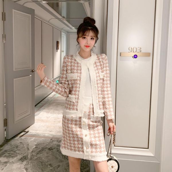 two piece dress 2021 autumn winter women runway small houndstooth 2 set tweed wool jacket coat+gold button mini pencil skirt suit, White
two piece dress 2021 autumn winter women runway small houndstooth 2 set tweed wool jacket coat+gold button mini pencil skirt suit, White