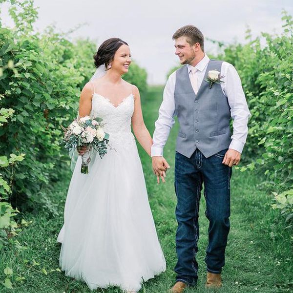 men's vests satin suit vest gray v neck jacket slim fit with pockets for groomsmen groom costumes wedding custom 2021, Black;white
men's vests satin suit vest gray v neck jacket slim fit with pockets for groomsmen groom costumes wedding custom 2021, Black;white