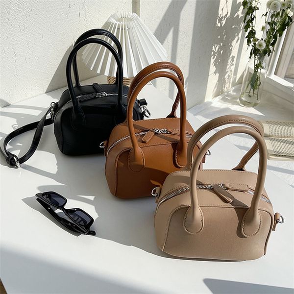 korean version 2021 spring new women's fashion tote single shoulder trend versatile cross styling handbag
korean version 2021 spring new women's fashion tote single shoulder trend versatile cross styling handbag