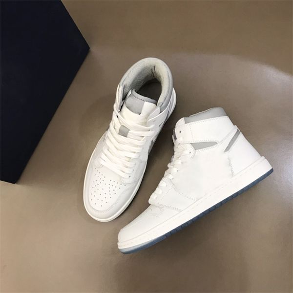 2021 designers sneakers men women wild comfortable causal shoes breathable white black platform trainers lace up low cut sports shoe 
2021 designers sneakers men women wild comfortable causal shoes breathable white black platform trainers lace up low cut sports shoe