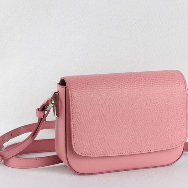 design female 2021 new fashion trend style european and american solid color wild small square shoulder messenger handbag
design female 2021 new fashion trend style european and american solid color wild small square shoulder messenger handbag