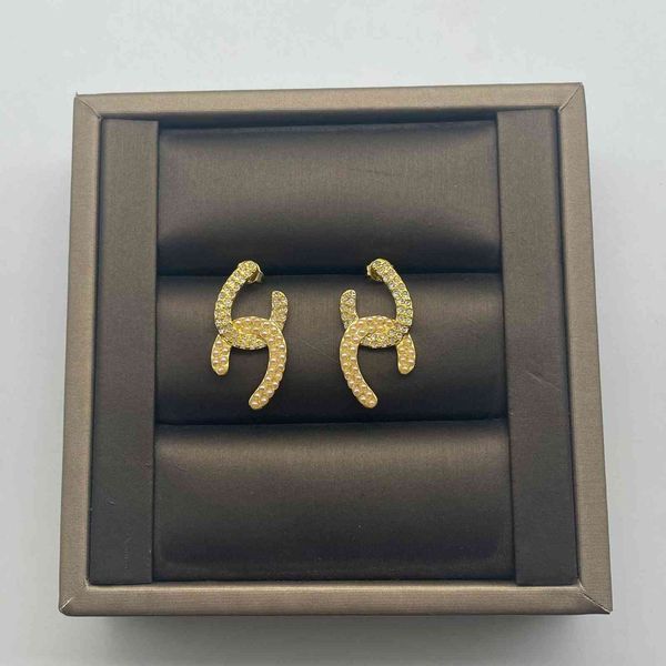 2021 new designer pearl inlaid with diamond, and fashionable, earrings made of, Golden 
2021 new designer pearl inlaid with diamond, and fashionable, earrings made of, Golden