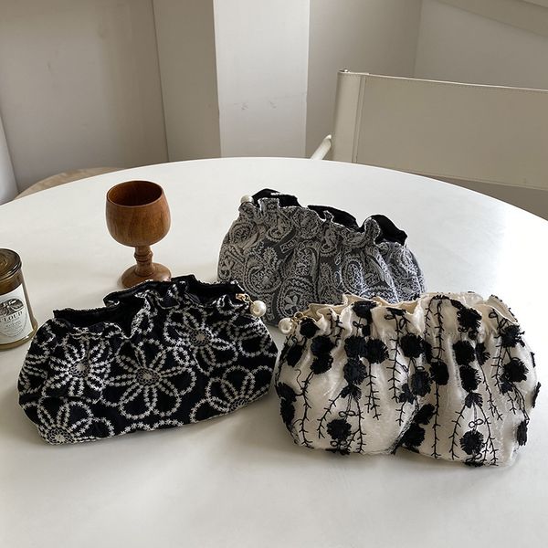 embroidered lace cosmetic bag women evening clutch makeup bags vintage floral cosmetic pouch female make up bag organizer case 220310
embroidered lace cosmetic bag women evening clutch makeup bags vintage floral cosmetic pouch female make up bag organizer case 220310