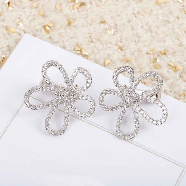 s925 silver luxurious quality large size hollow flower with diamond for women wedding jewelry gift in platinum color web 153
s925 silver luxurious quality large size hollow flower with diamond for women wedding jewelry gift in platinum color web 153