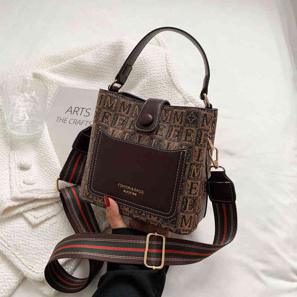 2022 factory wholesale new model texture bag women's one shoulder messenger bag white egg bucket
2022 factory wholesale new model texture bag women's one shoulder messenger bag white egg bucket