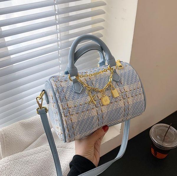 cross body female bags 2022 handbag simple one shoulder messenger large capacity pillow bag
cross body female bags 2022 handbag simple one shoulder messenger large capacity pillow bag