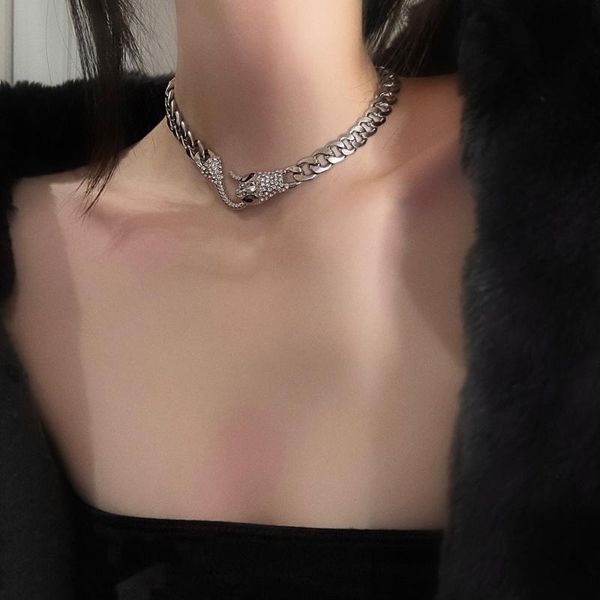 chokers diamond-encrusted snake necklace choker retro temperament clavicle chain fashion simple individuality cuban hip hop style, Golden;silver
chokers diamond-encrusted snake necklace choker retro temperament clavicle chain fashion simple individuality cuban hip hop style, Golden;silver