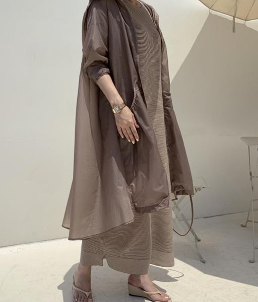 women's jackets 2021 korean early autumn loose large size retro breathable hat very simple solid color pocket long anti sai coat woman, Black;brown
women's jackets 2021 korean early autumn loose large size retro breathable hat very simple solid color pocket long anti sai coat woman, Black;brown