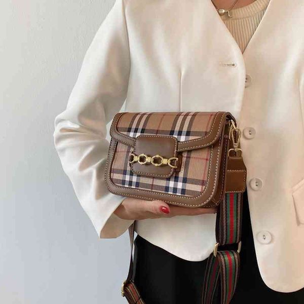 2022 latest models handbag wholesale women's contrast saddle simple texture single shoulder printed small square
2022 latest models handbag wholesale women's contrast saddle simple texture single shoulder printed small square
