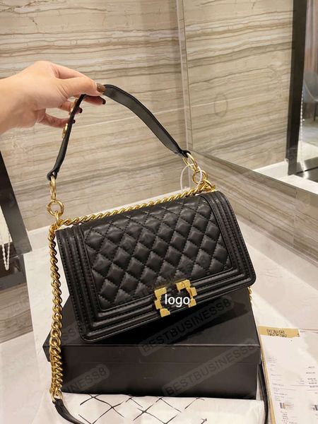 female 2021 designer shoulder bag with corrugated edge thick chain leather fashion all-match super good-looking size 25*15
female 2021 designer shoulder bag with corrugated edge thick chain leather fashion all-match super good-looking size 25*15