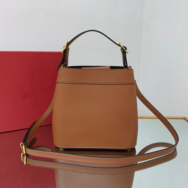 luxury genuine leather cosmetic bag valentin brand shoulderbag messengerbag handbag please send me a private message
luxury genuine leather cosmetic bag valentin brand shoulderbag messengerbag handbag please send me a private message