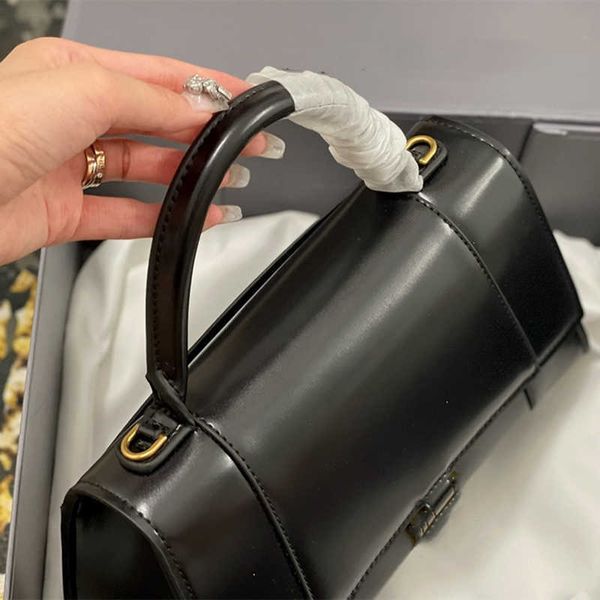 2021 genuine leather women's plain shoulder bag handbags luxury brand design and crocodile pattern high-end messenger wholesale
2021 genuine leather women's plain shoulder bag handbags luxury brand design and crocodile pattern high-end messenger wholesale