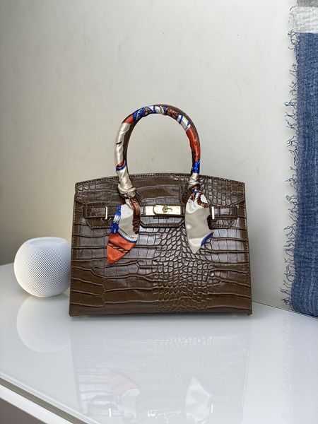 70% factory store 2021 temperament hand-held simple texture solid color one shoulder cross carry fashion bag
70% factory store 2021 temperament hand-held simple texture solid color one shoulder cross carry fashion bag