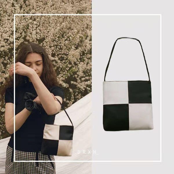 shoulder bags 2021 fall niche designers with the same model checkerboard silk mini-small square bag handbag to take
shoulder bags 2021 fall niche designers with the same model checkerboard silk mini-small square bag handbag to take