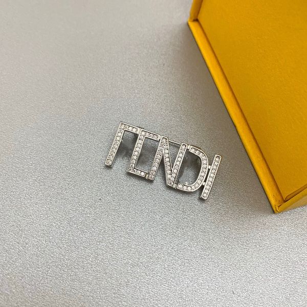 

2021 retro diamond letter brooch design temperament versatile hollow accessories female high-quality fast delivery, Gray