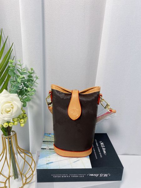 sss classic famous designer luxury fashion wallets bucket bag lady shoulder bags leather cylindrical mini handbag with box letter printing h, Red;black
sss classic famous designer luxury fashion wallets bucket bag lady shoulder bags leather cylindrical mini handbag with box letter printing h, Red;black