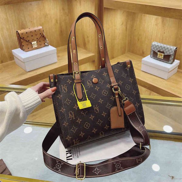 2022 factory outlet pop middle-aged handbag live broadcast wide shoulder strap lattice diagonal women's bag yboa
2022 factory outlet pop middle-aged handbag live broadcast wide shoulder strap lattice diagonal women's bag yboa