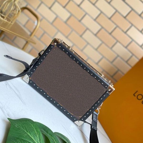 classic crossbody bag leather women's presbyopia, this handbag, traditional fashion design shoulder bag, the hardware accessories are c
classic crossbody bag leather women's presbyopia, this handbag, traditional fashion design shoulder bag, the hardware accessories are c