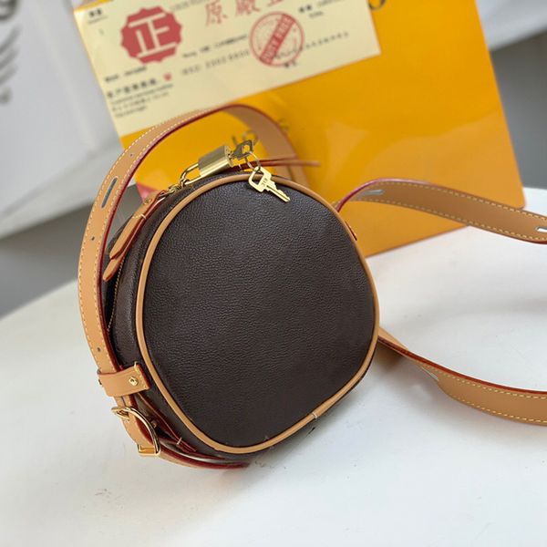 2021 luxury designer women fashion bags classic boite chapeau letter metallic flowers artwork causcal circle round lady shoulder handbags
2021 luxury designer women fashion bags classic boite chapeau letter metallic flowers artwork causcal circle round lady shoulder handbags