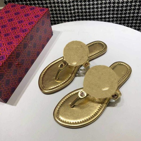 2021 selling designer 10 color hollow out flip flops suitable for wearing rubber sandals, wear - resistant slippers in, Black
2021 selling designer 10 color hollow out flip flops suitable for wearing rubber sandals, wear - resistant slippers in, Black