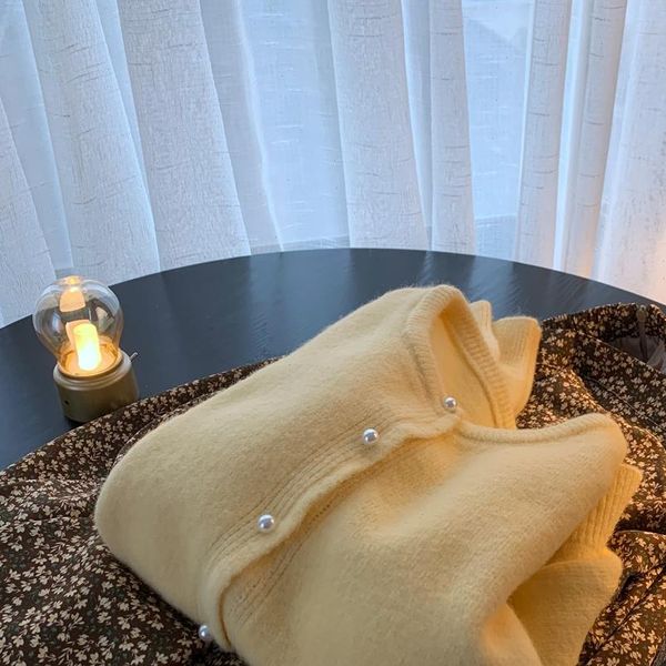 pearl buckle autumn and winter thickened knitting cardigan female round neck inside soft sweater cardigan coat, White;black
pearl buckle autumn and winter thickened knitting cardigan female round neck inside soft sweater cardigan coat, White;black