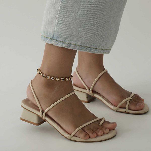 simple accessories, beach elements, trendy feet, fashionable women's feet and diamond inlaid copper anklet, Silver 
simple accessories, beach elements, trendy feet, fashionable women's feet and diamond inlaid copper anklet, Silver