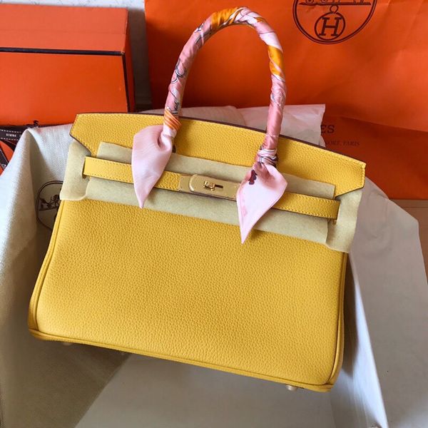 2021 new black leather bag, classic design, fashion trend, all with lady shoulder strap messenger bag, mobile phone bag
2021 new black leather bag, classic design, fashion trend, all with lady shoulder strap messenger bag, mobile phone bag