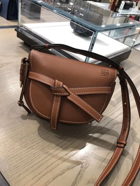 loewe / luo yiwei gate bag mini triangle saddle splicing half moon one shoulder messenger women's bag
loewe / luo yiwei gate bag mini triangle saddle splicing half moon one shoulder messenger women's bag