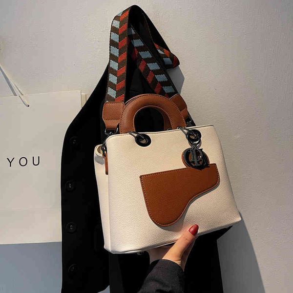 dai fei bag 2021 autumn winter new fashion women's bag simple womanly temperament one shoulder portable messenger bag wide shoulder str
dai fei bag 2021 autumn winter new fashion women's bag simple womanly temperament one shoulder portable messenger bag wide shoulder str
