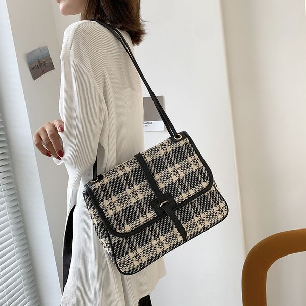 fashion large capacity bag women's 2021 fashion woolen cloth single shoulder armpit lattice messenger, Black;red
fashion large capacity bag women's 2021 fashion woolen cloth single shoulder armpit lattice messenger, Black;red