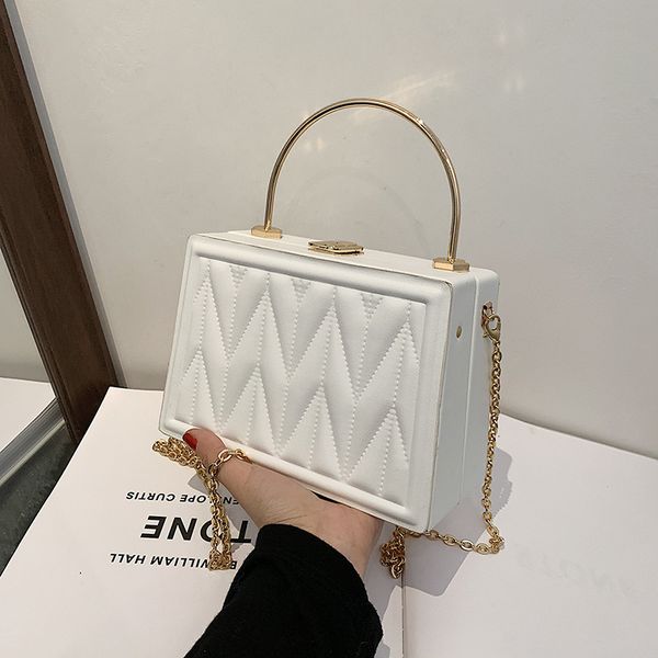 evening bag embroidered box women's 2021 texture metal portable chain fashionable one shoulder messenger
evening bag embroidered box women's 2021 texture metal portable chain fashionable one shoulder messenger