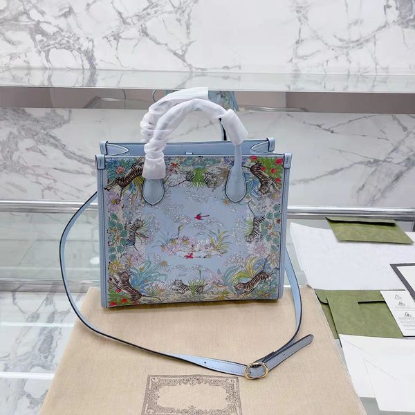 luxury designers bags handbags shoulder bags high capacity womens bag shoppingbags exquisite pattern totebag is very beautiful nice 
luxury designers bags handbags shoulder bags high capacity womens bag shoppingbags exquisite pattern totebag is very beautiful nice