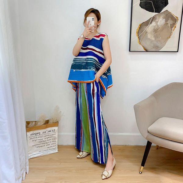 women's jackets pleated 2021 summer new colorful irregular striped oil painting holiday style sleeveless vest split wide leg pants, Black;brown
women's jackets pleated 2021 summer new colorful irregular striped oil painting holiday style sleeveless vest split wide leg pants, Black;brown