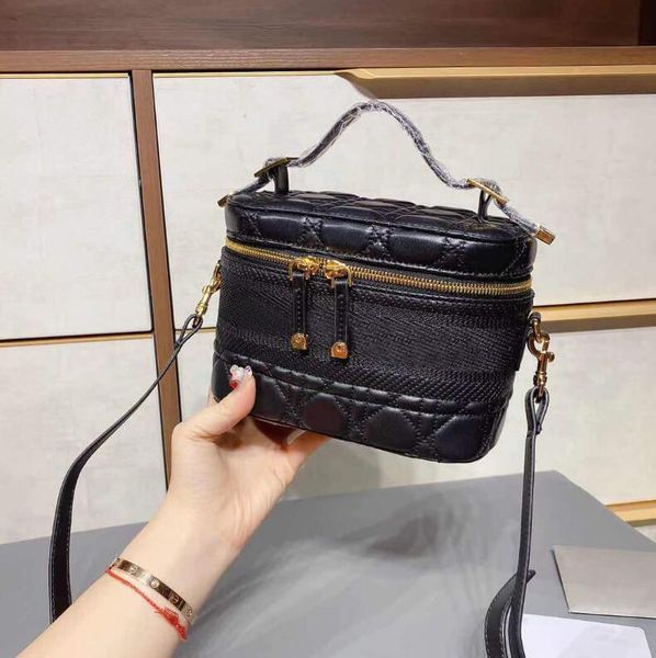 new pure leather makeup box cosmetic bag can span one shoulder oblique across temperament and elegant size
new pure leather makeup box cosmetic bag can span one shoulder oblique across temperament and elegant size