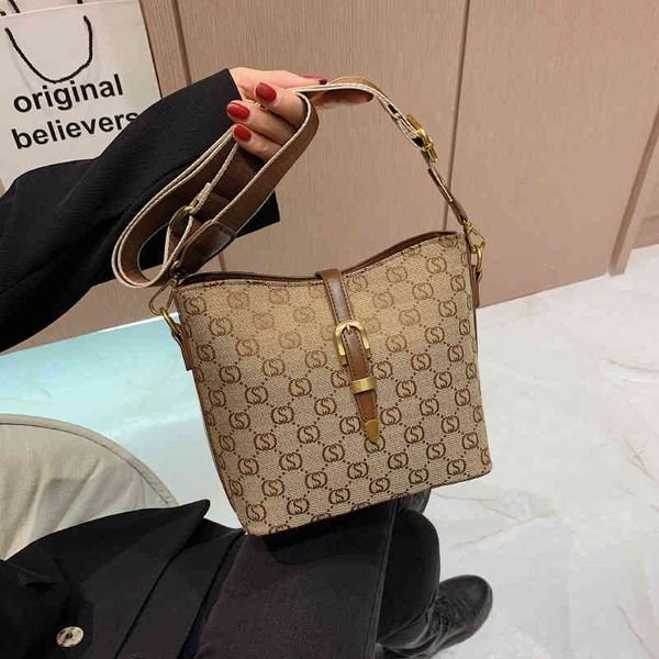 2022 latest handbag factory store on single shoulder messenger classic bucket women's canvas large capacity tote
2022 latest handbag factory store on single shoulder messenger classic bucket women's canvas large capacity tote