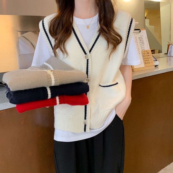 style with v-neck vest women's autumn winter color contrast sleeveless simple cardigan pocket small coat, White
style with v-neck vest women's autumn winter color contrast sleeveless simple cardigan pocket small coat, White