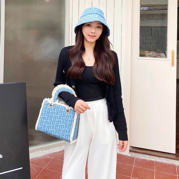 new denim princess dai 2021 portable one shoulder small square bag fashion versatile net red flower gift box female
new denim princess dai 2021 portable one shoulder small square bag fashion versatile net red flower gift box female