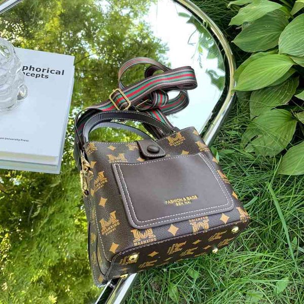 2022 factory wholesale handbag women's simple bucket classic printed single shoulder zipper
2022 factory wholesale handbag women's simple bucket classic printed single shoulder zipper