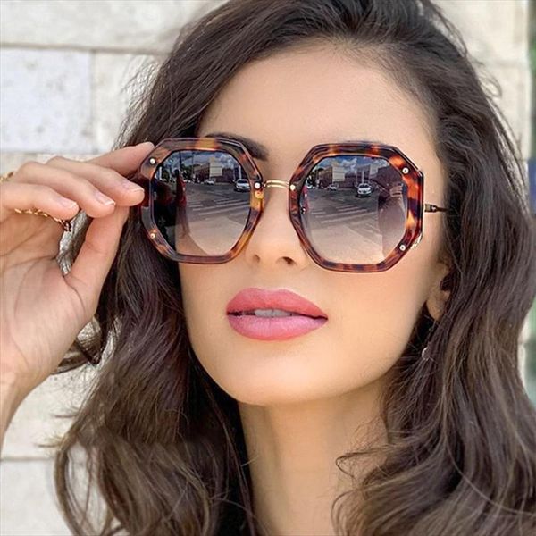 retro womens square sunglasses featured famous design original for female polygonal rivets shades uv400, White;black
retro womens square sunglasses featured famous design original for female polygonal rivets shades uv400, White;black
